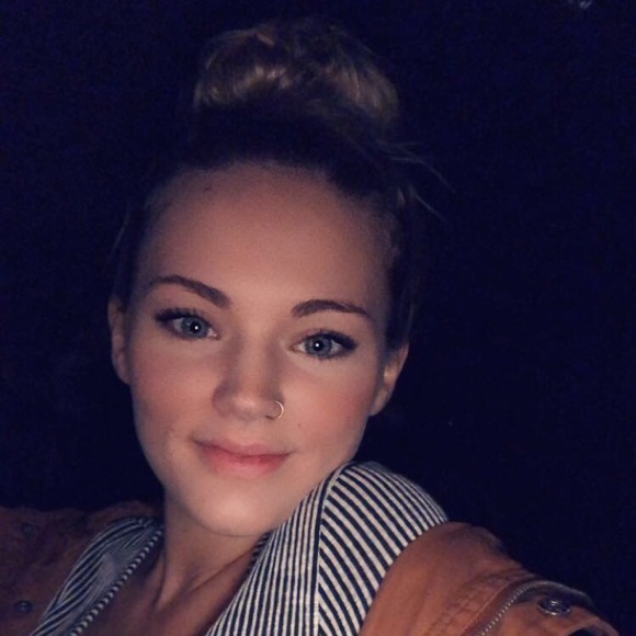 Meet your Posher, Selena - Picture 2 of 3